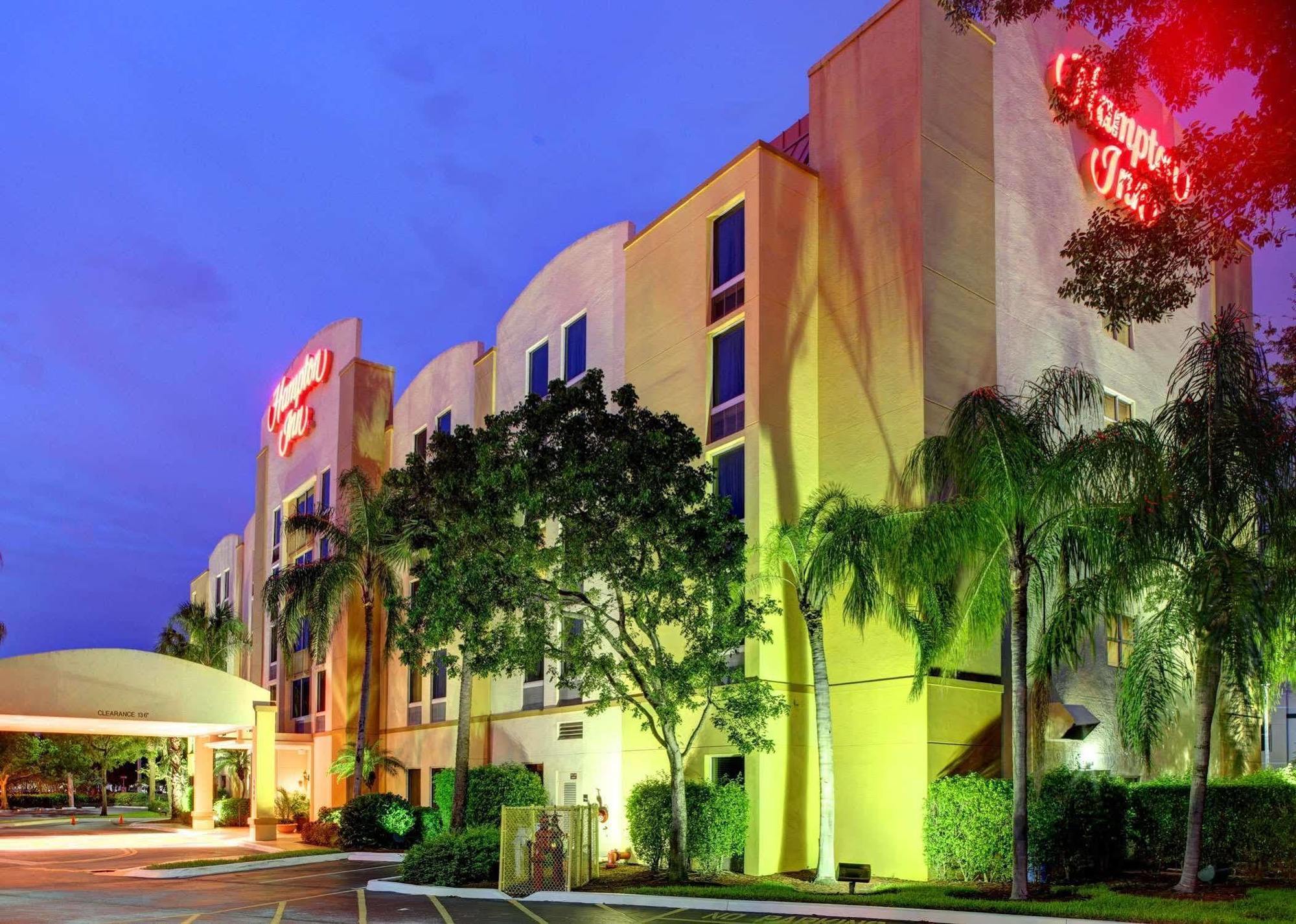 Hampton Inn Pembroke Pines Bagian luar foto