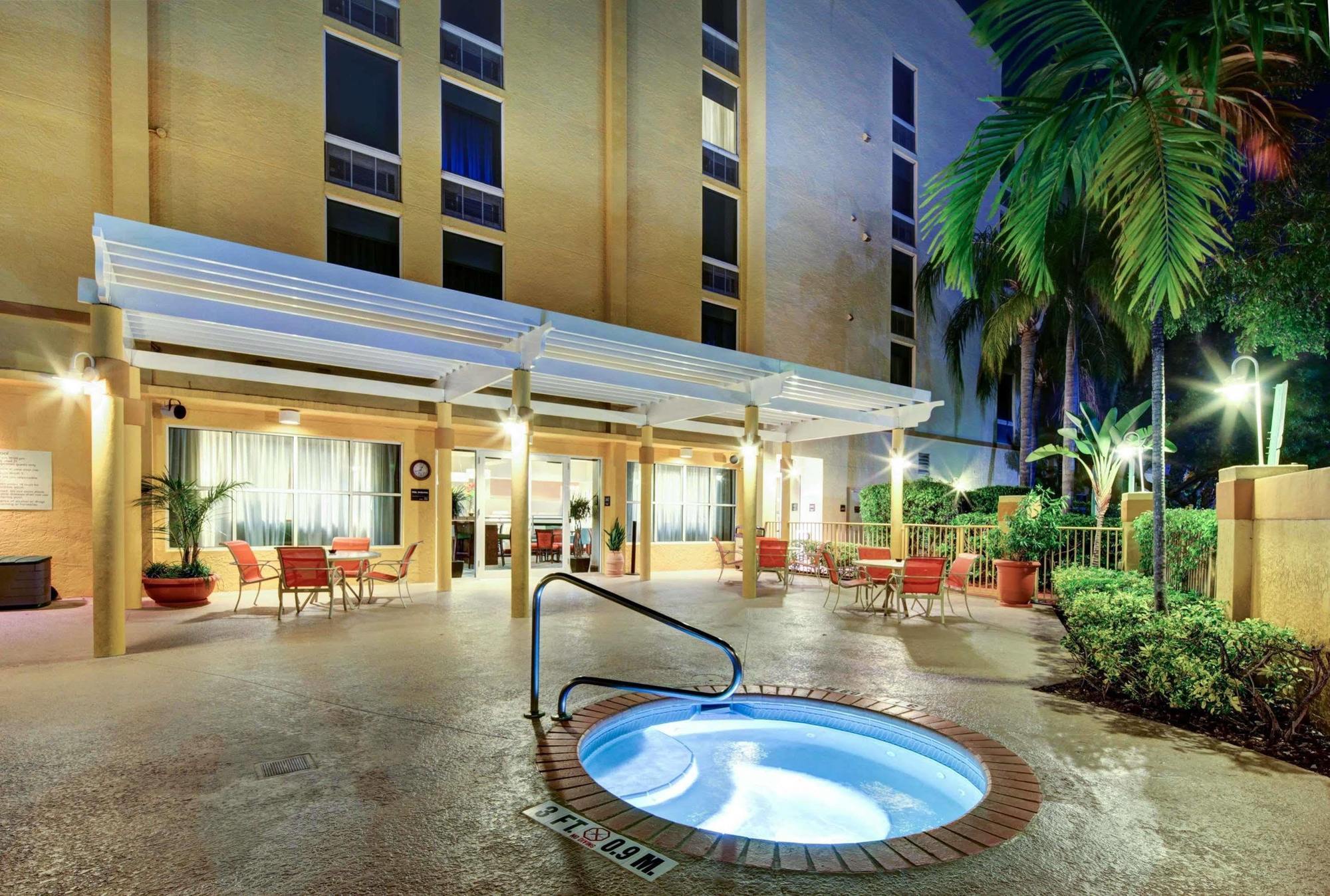 Hampton Inn Pembroke Pines Bagian luar foto